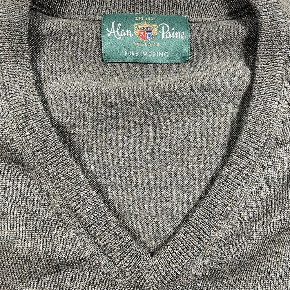 Vintage Alan Paine Men’s V-Neck Sweater Vest Gray Merino Wool UK 46 EUR 54 US XL